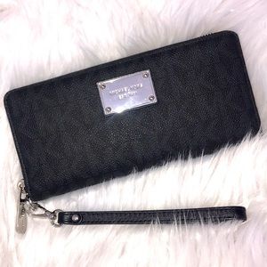 Michael Kors Jet Set Continental wallet